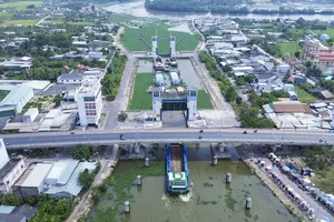 Ngắm Âu tàu lớn bậc nhất Đông Nam Á vận hành trong mùa hạn mặn