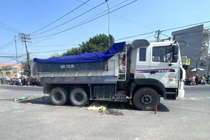 Va chạm với xe ben, người phụ nữ đi xe đạp điện tử vong