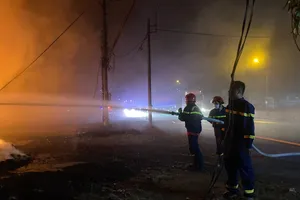 Mất gần 7 giờ khống chế đám cháy kho chứa phế liệu ở Long An