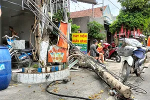 Xe tải chở xe nâng vướng dây điện, hàng trăm hộ dân mất điện