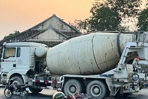 Va chạm với xe bồn, người phụ nữ đi xe máy nguy kịch