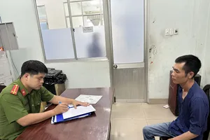 Kẻ cướp giật ở tiệm vàng gặp lúc một dân phòng đi ngang qua