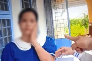 Học sinh lớp 1 bị cô giáo đánh, mẹ đến trường tát cô