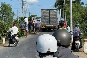 2 xe máy đối đầu giữa cầu, 1 người thiệt mạng, gây ùn tắc kéo dài