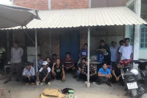 Công an bắt quả tang 18 người tụ tập đá gà tại bãi đất hoang