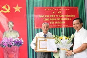 Bí thư Tỉnh ủy Long An trao huy hiệu 75 năm tuổi Đảng cho đảng viên cao niên
