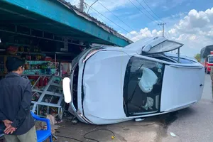 Tài xế ngủ gục, ô tô con tông vào tiệm tạp hóa lật ngang