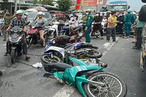 Ô tô khách tông loạt xe máy dừng đèn đỏ, khiến 1 người tử vong và nhiều người bị thương