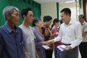 Cơ quan thường trực Ban Tuyên giáo Trung ương và cơ quan báo chí phía Nam, thăm tặng quà tại tỉnh Long An