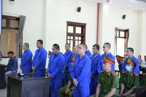 Bị nói nhìn đểu, nhóm thanh niên mang dao chém đối thủ