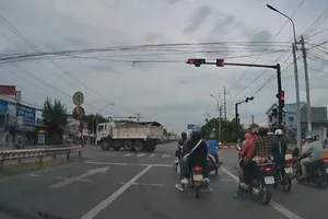 Xe ben chạy vượt đèn đỏ, quay đầu ngay ngã ba trên quốc lộ 1