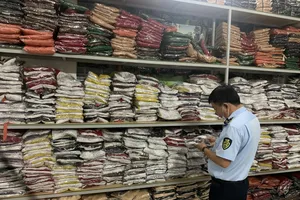 Long An : Phát hiện 2.000 sản phẩm không rõ nguồn gốc qua livestream bán hàng