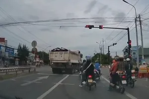 Tước giấy phép lái xe tài xế xe ben vượt đèn đỏ, quay đầu xe trên quốc lộ 1