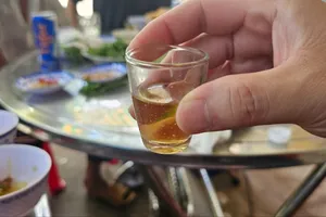 8 người ở Long An nhập viện nghi ngộ độc rượu do bạn tặng