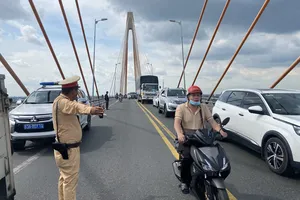 Va chạm trên cầu Rạch Miễu, nam thanh niên bị xe khách cán tử vong