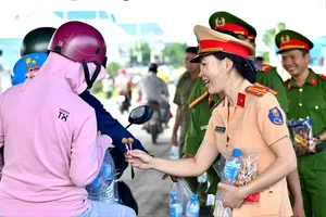Long An: Công an huyện cửa ngõ miền Tây tiếp sức người dân về quê nghỉ lễ Quốc khánh 2-9