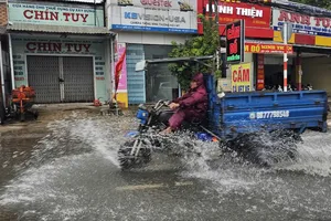 Mưa lớn, nhiều tuyến đường tại Long An ngập nặng sau cơn mưa lớn 