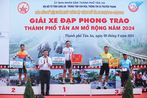 Hơn 300 vđv tham gia giải đua xe đạp phong trào mừng kỷ niệm 15 thành lập TP. Tân An