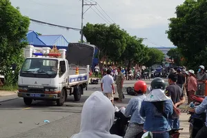 Camera ghi cảnh hai thanh niên chạy ngược chiều tông vào xe tải thương vong