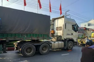 Người đàn ông đi xe máy tử vong tại chỗ sau va chạm với xe đầu kéo