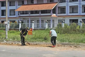 Công an Long An cùng dân dọn đất, đá rơi trên quốc lộ 62