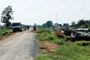 Long An: Có hay không khai thác đất cặp đường kênh 61 đem bán