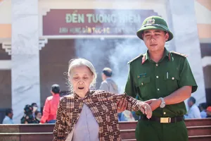 Hơn 200.000 người đội nắng về dự ngày giỗ Anh hùng Nguyễn Trung Trực