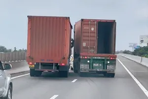Xe đầu kéo và ô tô tải chèn, rượt đuổi nhau trên cao tốc TP.HCM - Trung Lương