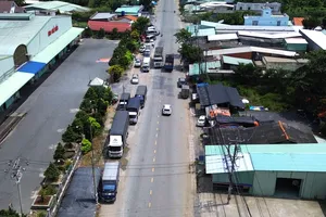 Quốc lộ 62 bị lấn chiếm làm nơi đậu đỗ, kinh doanh buôn bán