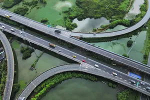 Nhếch nhác khu vực dưới nút giao Quốc lộ 62 lên cao tốc TP.HCM - Trung Lương