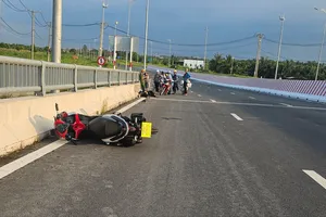 Nam thanh niên chạy xe máy không biển số va vào thanh chắn cầu tử vong