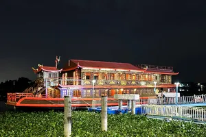 Long An: Du thuyền neo đậu trên sông Vàm Cỏ Tây đang chờ kiểm định