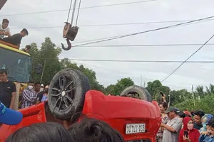 Long An: Ô tô lao xuống kênh, 1 người tử vong