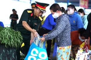 Trên 1.000 người khó khăn ở Long An đến với Phiên chợ nghĩa tình Quân – Dân