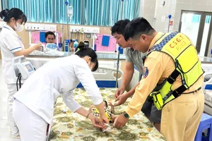 CSGT cao tốc dùng xe đặc chủng đưa bé trai cấp cứu kịp thời