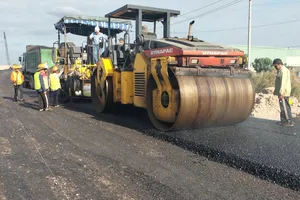 Thảm bê tông nhựa đoạn 250m đoạn kết nối Vành đai 3 với 2 cao tốc 