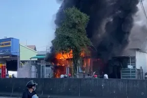 Tiệm may mui bạc xe tải ở Long An bị cháy trụi