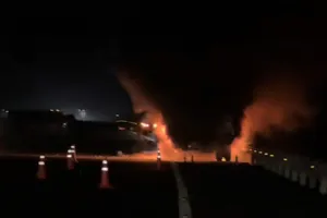 Xe tải bốc cháy trên cao tốc TP HCM- Trung Lương