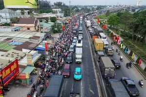 Người dân ùn ùn kéo về miền Tây nghỉ Tết Nguyên đán 2025