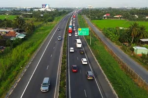 Giao thông ùn ứ khi người dân miền Tây trở lại TP.HCM sau kỳ nghỉ Tết