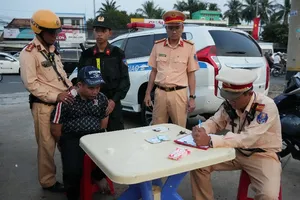 Dừng chờ đèn đỏ thì bị CSGT phát hiện tàng trữ ma túy