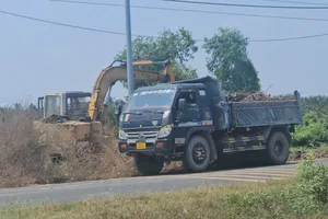 Việc bùn đất nạo vét kênh ở Long An bị đem bán bị xử lý ra sao?