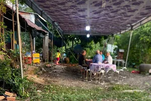 Long An: 1 học sinh bị điện giật khi sạc điện thoại