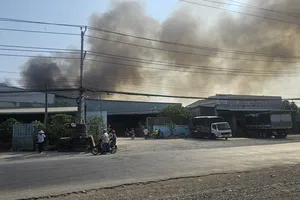 Long An: Cháy nhà máy xay xát lúa gạo cặp quốc lộ 62