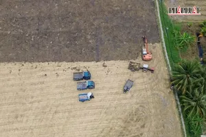 Rầm rộ khai thác đất mặt ruộng ở Tiền Giang đem qua Long An bán