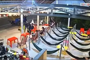 Đang ngồi uống nước, ba thiếu niên ở Long An bị chém nhập viện