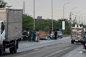 Nghe tiếng sét đánh, người đàn ông trên đường rước con giật mình té xe tử vong 