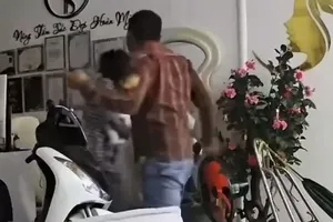 Phẫn nộ clip chồng đánh vợ dã man khi đang bồng con nhỏ