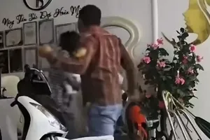 Clip chồng đánh vợ đang bồng con ở Long An: Sự thật sau 9 tháng im lặng