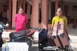 Hai phụ nữ giả thợ trang điểm, vận chuyển 1.500 gói thuốc lá lậu